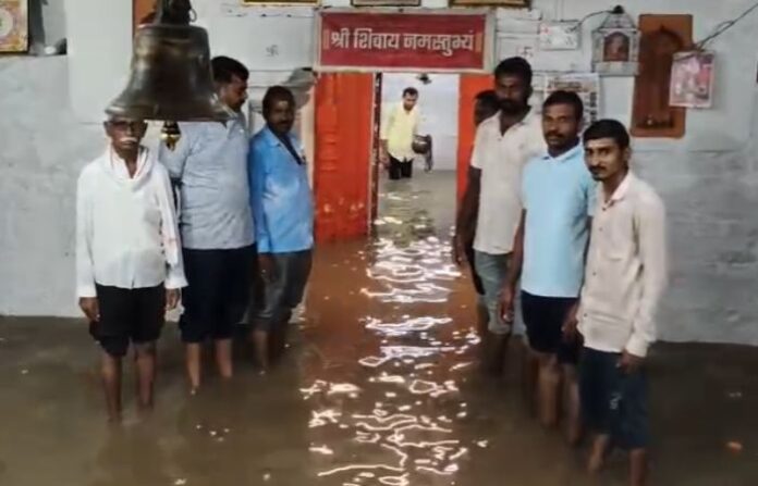 floodwater-enters-adinath-temple-in-aundha floodwater-enters-adinath-temple-in-aundha