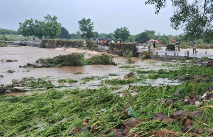floodwater-enters-dhadkanal-and-borgaon-villages-in-udgir-taluka