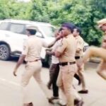 आंदोलकाच्या कमरेत पोलिसाने घातली लाथ