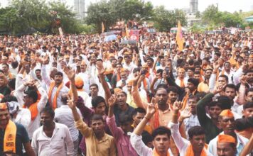 सरकारने हात वर केल्यामुळे मराठा आंदोलक आक्रमक, उमरग्यात तहसीलदाराची खुर्ची जाळली
