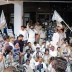 भ्रष्ट कंत्राटदारावर कारवाई करा; बॅरिकेड्स तोडून महापालिकेवर धडक, पनवेलच्या खड्डेमुक्तीसाठी शिवसैनिक आक्रमक