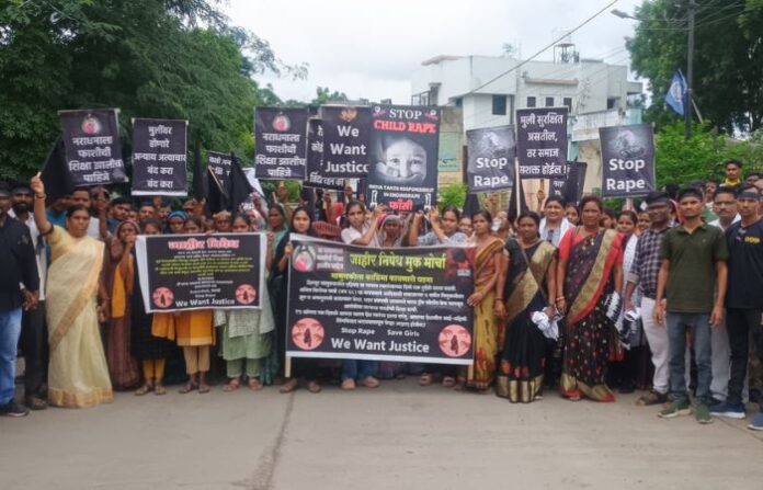 shirpur-tribal-march-turns-violent-mob-attacks-police-officer-with-knife shirpur-tribal-march-turns-violent-mob-attacks-police-officer-with-knife