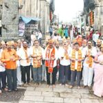 ‘शेतकऱ्यांना कर्जमाफी देण्याची मुख्यमंत्र्यांना सुबुद्धी दे!’ श्री अंबाबाईचरणी शिवसेनेचे साकडे