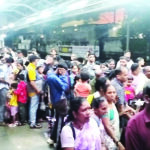 ठाणे स्थानकावर 25 तास रांगेत!