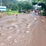 villagers-protest-potholes-on-chiplun-guhagar-road-threaten-hunger-strike-on-independence-day