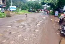 villagers-protest-potholes-on-chiplun-guhagar-road-threaten-hunger-strike-on-independence-day