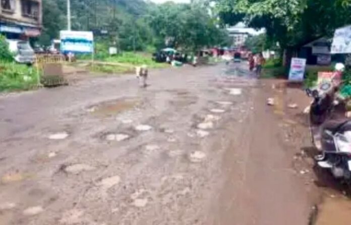 villagers-protest-potholes-on-chiplun-guhagar-road-threaten-hunger-strike-on-independence-day