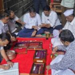 Pandharpur News – नवरात्र उत्सवाच्या पूर्वतयारीसाठी श्री विठ्ठल रूक्मिणी मातेचे पुरातन अलंकार गाठविण्याचे काम सुरू