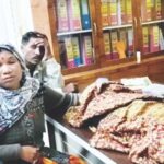 चणकापूर आश्रमशाळेतील विद्यार्थ्याचा मृत्यू, मुख्याध्यापकांच्या टेबलावर मृतदेह ठेवून पालकांचा आक्रोश