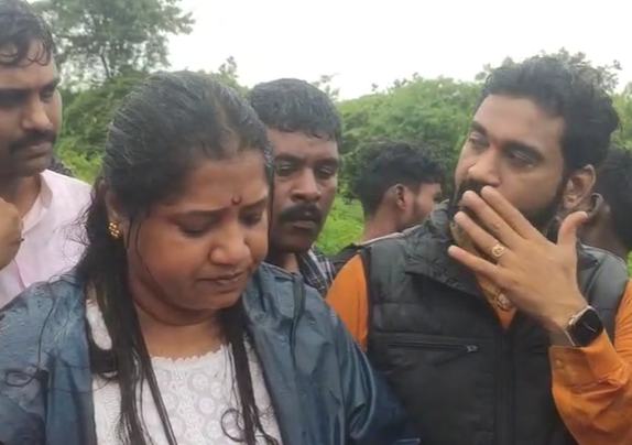solapur-collector-slams-party-spokesperson-over-flood-aid-drama