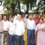 नॅशनल पार्कजवळचा कबुतरखाना तत्काळ हटवा, शिवसेनेचे जोरदार आंदोलन