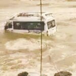 गोराईत खवळलेल्या समुद्रात बस फसली, घबराट… पर्यटकांनी उड्या मारल्या, सुदैवाने मोठा अपघात टळला