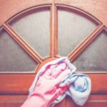 लाकडी दरवाजा स्वच्छ करण्यासाठी… ‘हे’ करून पहा