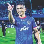 सुनील छेत्रीच्या पुनरागमनाने हिंदुस्थानी फुटबॉलला नवा श्वास, आगामी एएफसी आशियाई कप स्पर्धेसाठी 30 सदस्यीय हिंदुस्थानी संघात स्थान