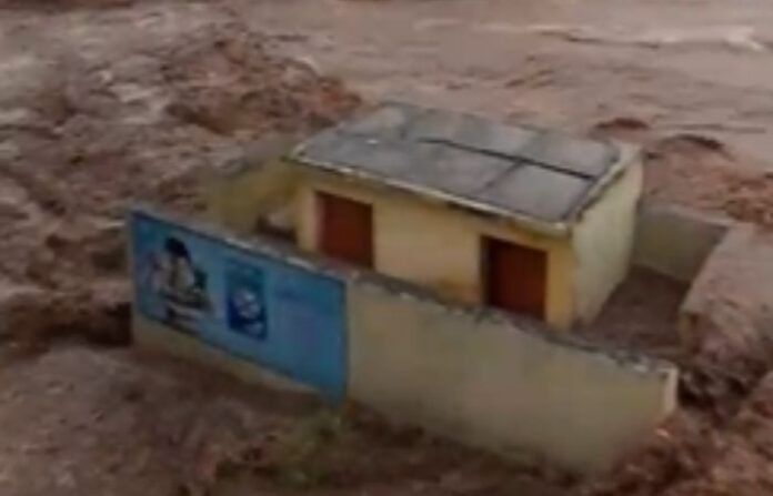 beed-heavy-rain-126-dams-full-44-people-rescued beed-heavy-rain-126-dams-full-44-people-rescued
