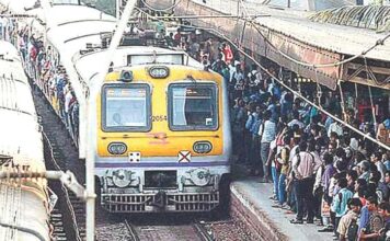 मुलुंड रेल्वे स्थानकात ओव्हरहेड वायरवर बांधकाम साहित्य पडल्याने आग; मध्य रेल्वेची वाहतूक विस्कळीत