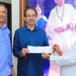 पूरग्रस्तांसाठी शिवसेनेचा मदतीचा हात, मिलिंद नार्वेकर आणि अजय चौधरी यांनी उद्धव ठाकरेंकडे दिले धनादेश