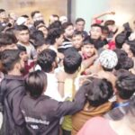 हिंदुस्थानी जेन-झींची आयफोनसाठी दंगल, बीकेसीतील अॅपल शोरूमबाहेर रेटारेटी, धक्काबुक्की आणि हाणामारी