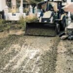 कर्जतच्या कोल्हारे गावातील खड्डे शिवसेनेने बुजवले, युवासैनिकाने स्वखर्चाने दिला गावकऱ्यांना दिलासा