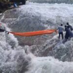 खडकवासला धरणात पाणी सोडल्याने 20 जण अडकले