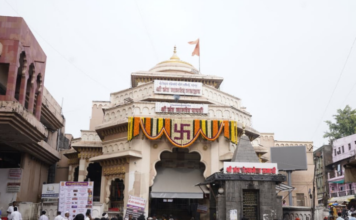 Pandharpur News – व्हीआयपी दर्शन बंदीच्या पहिल्याच दिवशी मंत्री-नेत्यांना विशेष दर्शन; भाविकांत नाराजी