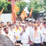 कर्जमाफीसाठी शिवसैनिकांचा गनिमी कावा, शेतकऱ्यांसह ‘डीपीसी’च्या बैठकीत घुसले; बुलढाण्याचे जिल्हाधिकारी कार्यालय घोषणांनी दणाणले