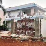 रस्त्याचे चौपदरीकरण करताना भिंतीची अडचण, तेलंगणाचे मुख्यमंत्री रेवंथ रेड्डी यांनी राहत्या घराची भिंत तोडण्याचे दिले आदेश