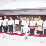 इंग्रजी वाचकांना मराठीच्या मांडवात आणावे लागेल! अखिल भारतीय मराठी साहित्य संमेलनाच्या बोधचिन्हांचे अनावरण