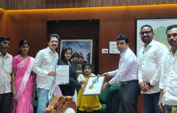 worlds-second-shortest-girl-from-chandrapur-gets-recognition-certificate