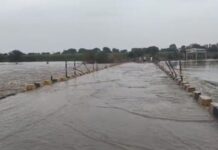 Latur News – मांजरा नदीवरील पुल पुराच्या पाण्याखाली, दहा गावातील वाहतूक ठप्प