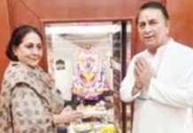 सुनील गावसकर सपत्नीक रेडी नवदुर्गा मातेच्या चरणी