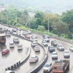 मुंबई-पुणे एक्प्रेस वेवर वाहतूक कोंडी! 8 कि.मी. लांब रांगा!!