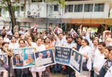अदानीला 33 हजार कोटींचे कर्ज देता, आम्हाला 33 हजारांचे तरी द्या ! ठाण्यात राष्ट्रवादीचे अनोखे आंदोलन