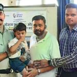 टॉय ट्रेनमध्ये हरवलेला चिमुकला आईच्या कुशीत; माथेरान स्थानकातील रेल्वे कर्मचारी मदतीला धावले