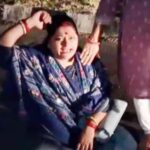 उत्तर प्रदेशमध्ये महिला भाजप नेत्याचे आंदोलन, गुंडांनी पती आणि मुलाला मारल्याचा केला आरोप