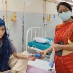 भाजपचा असा सेवा पंधरवडा! रुग्णाला बिस्कीटचा पुडा दिला, फोटो काढला आणि परत घेतला, सोशल मीडियात व्हिडिओ व्हायरल