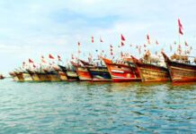 वादळात दोन मच्छीमार बोटी भरकटल्या; 32 खलाशी बेपत्ता, कुटुंबीयांवर चिंतेचे सावट