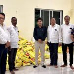 ओंकार मित्र मंडळाचा माणुसकीचा ओलावा; 26 हजार रुपयांचा गव्हाचे पीठ पूरग्रस्तांना सुपूर्द
