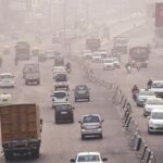 दिल्लीकर प्रदूषण आणि धुक्याच्या समस्येने त्रस्त