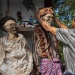 पुरलेली डेडबॉडी काढून मेकअप करतात! इंडोनेशियातील शेकडो वर्षांची परंपरा