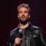 पंचलाइन – ब्लॅक कॉमेडीचा थंडगार शिल्पकार