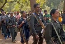 छत्तीसगडच्या कांकेरमध्ये 21 माओवाद्यांनी केले आत्मसमर्पण, 18 शस्त्रे अधिकाऱ्यांकडे सुपूर्द