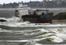 आंध्रच्या किनाऱ्यावर मोंथा चक्रीवादळ धडकले, ओडिसात मुसळधार पाऊस; 15 जिल्ह्यांना फटका