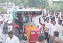 कर्जमाफीसाठी शेतकरी नागपूरमध्ये रस्त्यावर, ट्रॅक्टर घेऊन माजी मंत्री बच्चू कडू मोर्चात; आज दुपारी 12 वाजेपर्यंतच सरकारला अल्टिमेटम