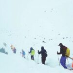 हिमवादळामुळे माऊंट एव्हरेस्टवर शेकडो ट्रेकर्स आणि गिर्यारोहक अडकले, बचाव पथक आणि स्थानिकांनी जीव वाचवला