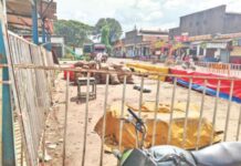 अनावश्यक गाळ्यांसाठी शेतकऱ्यांचा लाखोंचा भाजीपाला चार दिवस कुजवला, कोल्हापूर बाजार समितीच्या कारभारावर प्रश्नचिन्ह
