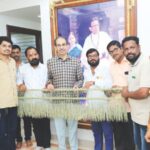‘मातोश्री’वर बांधले नवान्न तोरण, रायगडच्या शिवसैनिकांनी जपली परंपरा