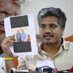 दुबार मतदानासाठी आधार कार्डाचा वापर, रोहित पवारांनी दाखवलं प्रात्यक्षिक
