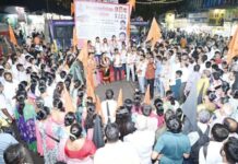 बेस्टच्या मनमानी कारभाराविरोधात भांडुपवासीय रस्त्यावर उतरले, शिवसेनेच्या वतीने जोरदार आंदोलन