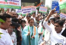 मेट्रो स्थानकांच्या नावावरून काँग्रेस आक्रमक, देवी-देवता व महापुरुषांचा अपमान खपवून घेणार नाही! सिद्धिविनायक मंदिर स्थानकासमोर तीव्र आंदोलन